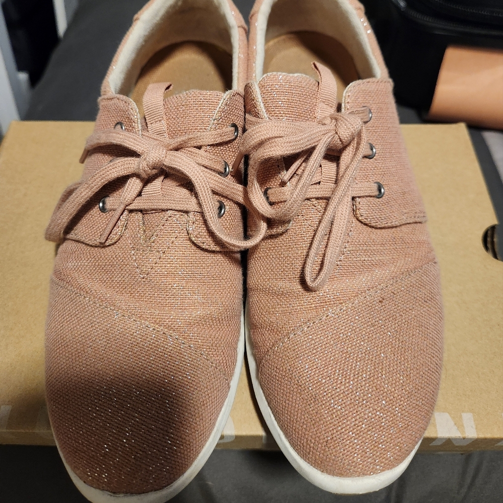 Size 9 TOMS sneakers Del Rey Style